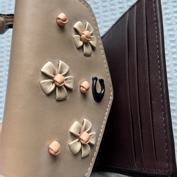 Coach Wyn Small Wallet - Picture 3 of 5